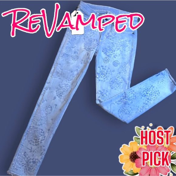 Artisan Denim - 🎉HP🎉 Originally NWTWhite Skinny Capri NOW Cyanotype Floral Style Blue. Size 27